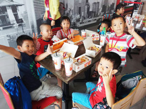 taiwan kids eating